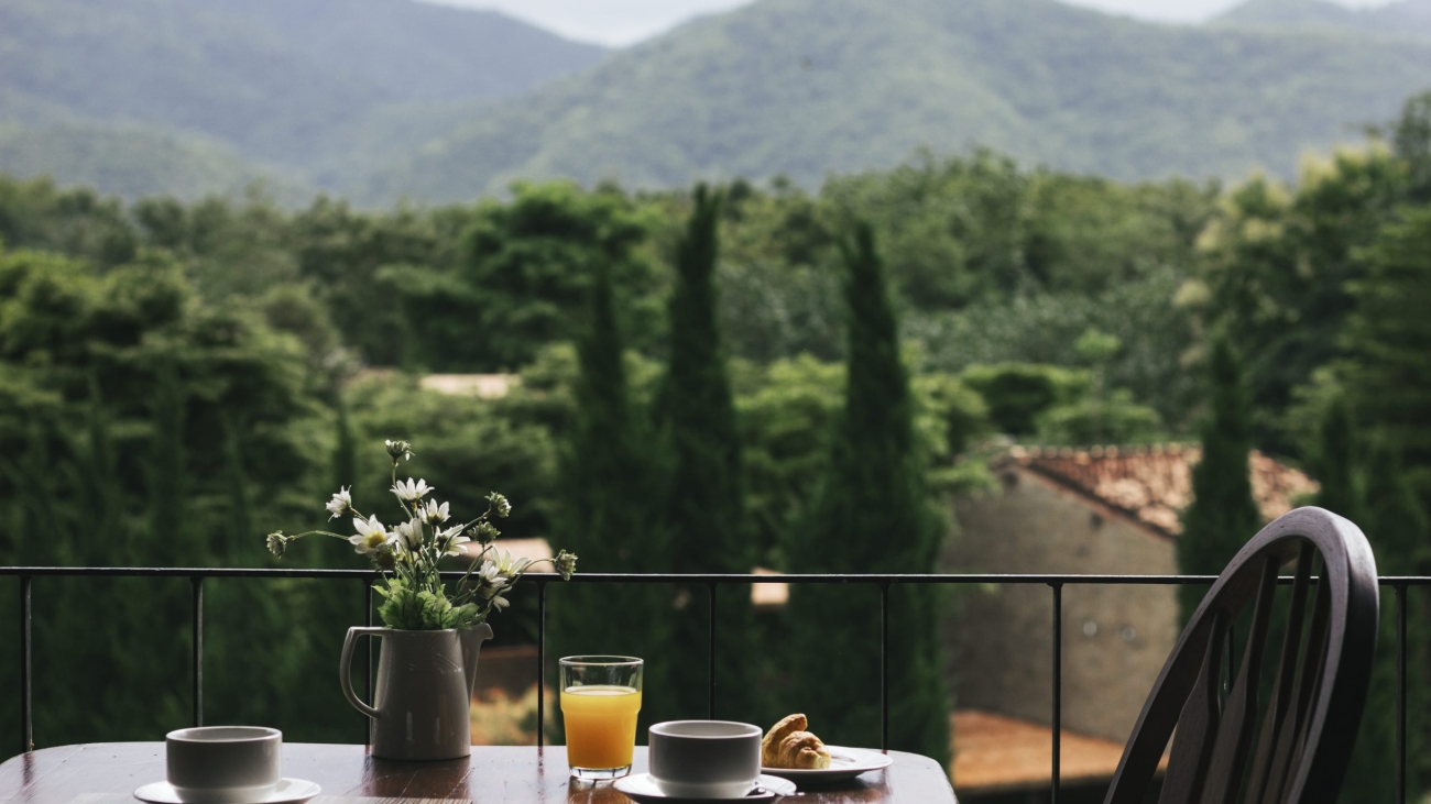 breakfast-wooden-table-with-natural-view (1)