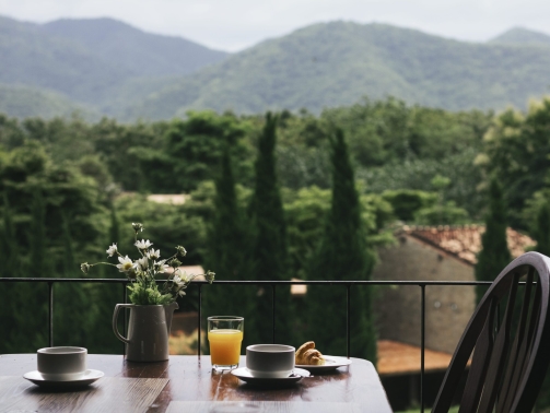 breakfast-wooden-table-with-natural-view (1)